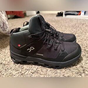 Size 7.5 Oncloud waterproof hiking boot !